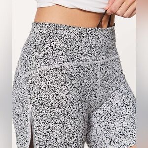 Rare Lululemon Train Times Short Ditsy Daisy NWT Size 4‎